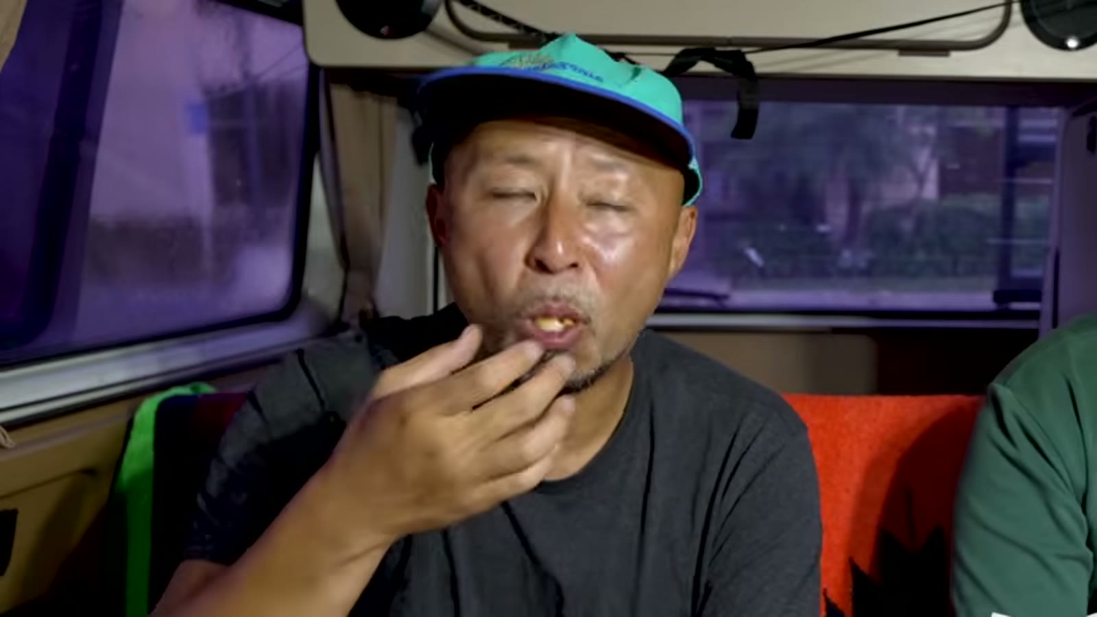 チリーチーズドッグを試食する様子