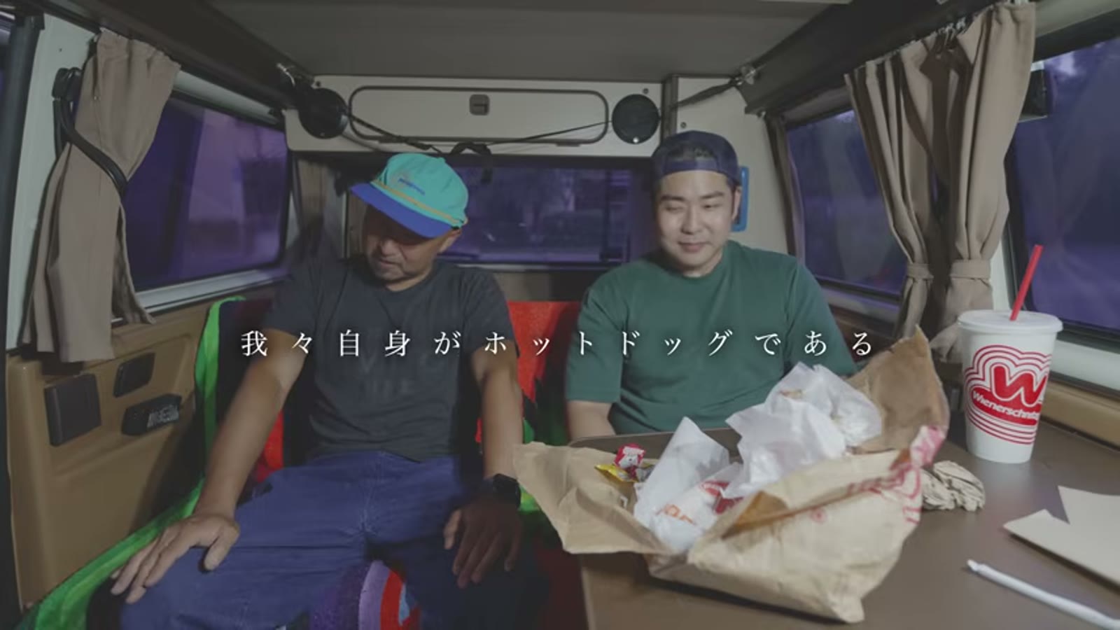 日本のホットドッグ事情を語る場面
