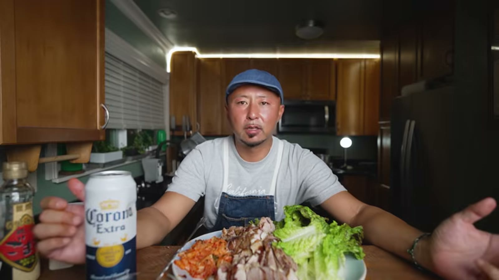 自宅でボッサムの具材を仕込む様子