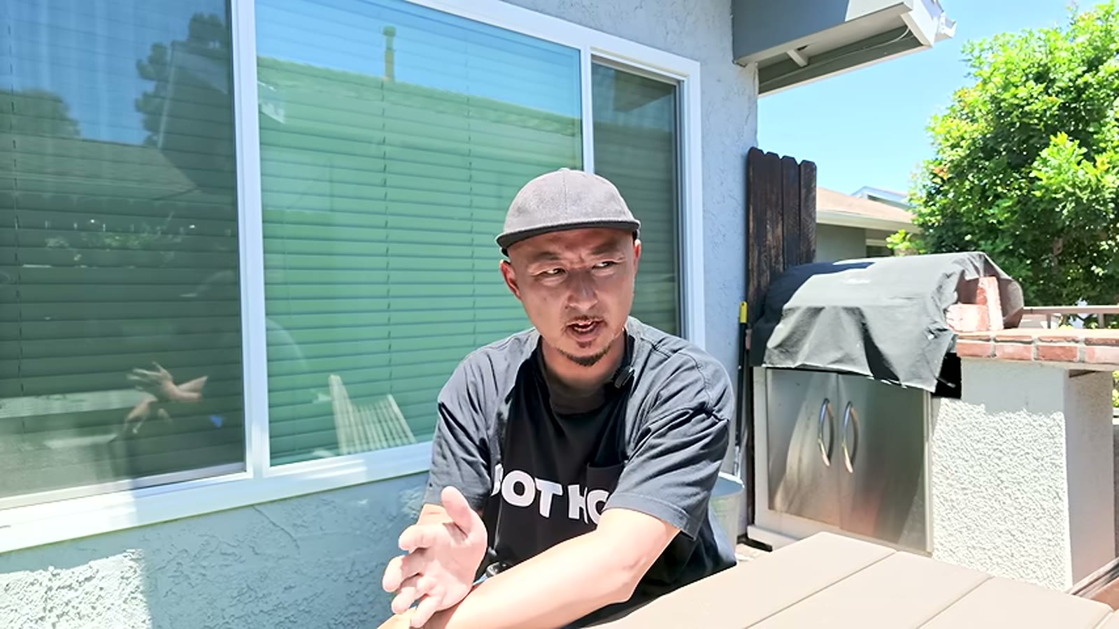 室外機が一瞬動いてすぐ止まる様子