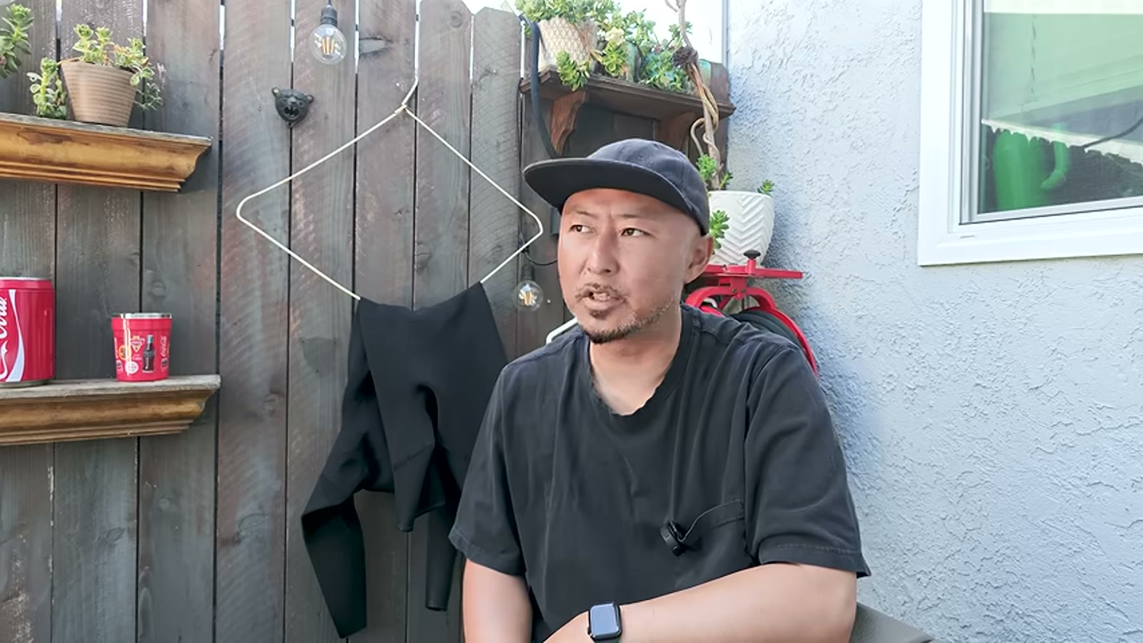 修理業者がバルブ交換の説明をする場面