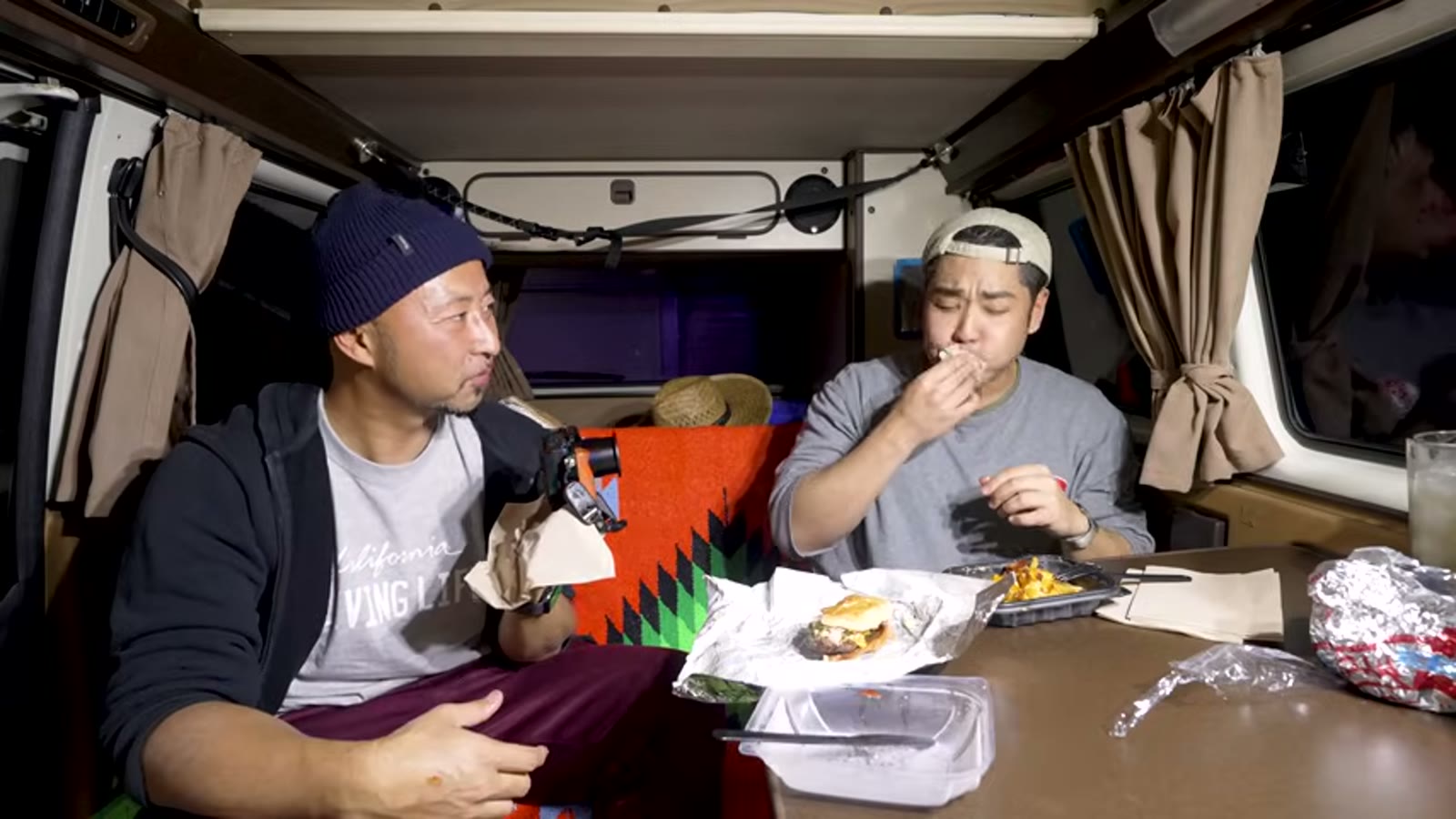 ダブルチーズバーガーにかぶりつく瞬間