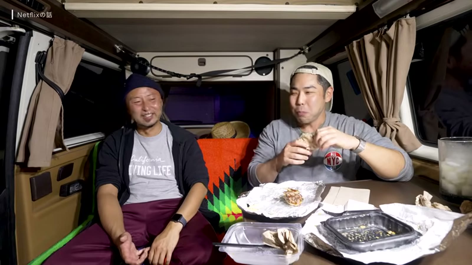 味を採点しながら盛り上がる二人