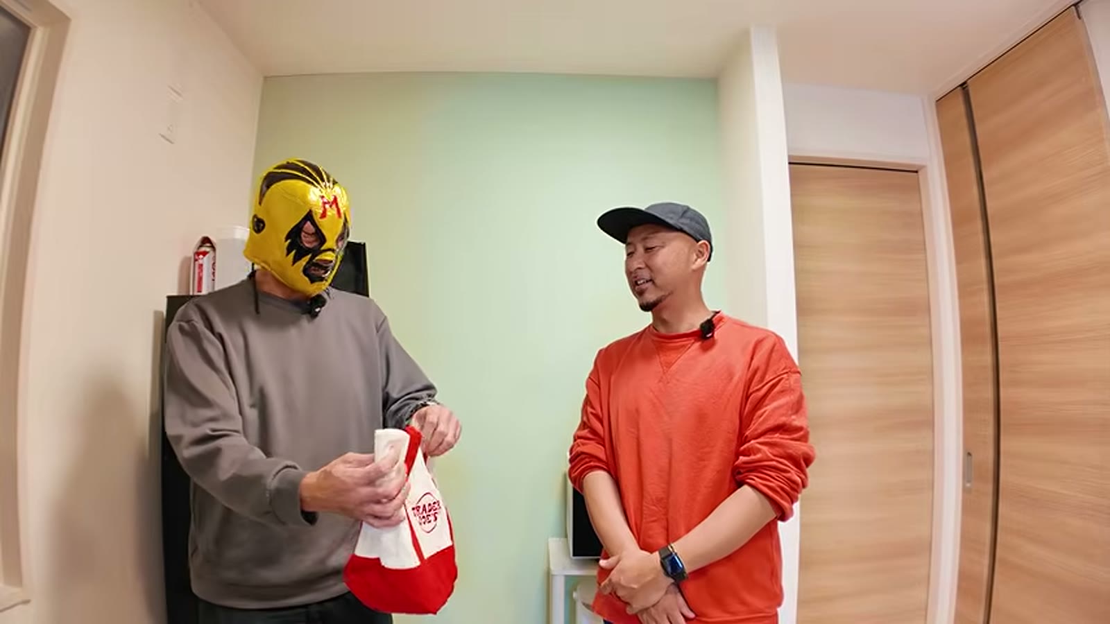 お土産の箱を開封する瞬間