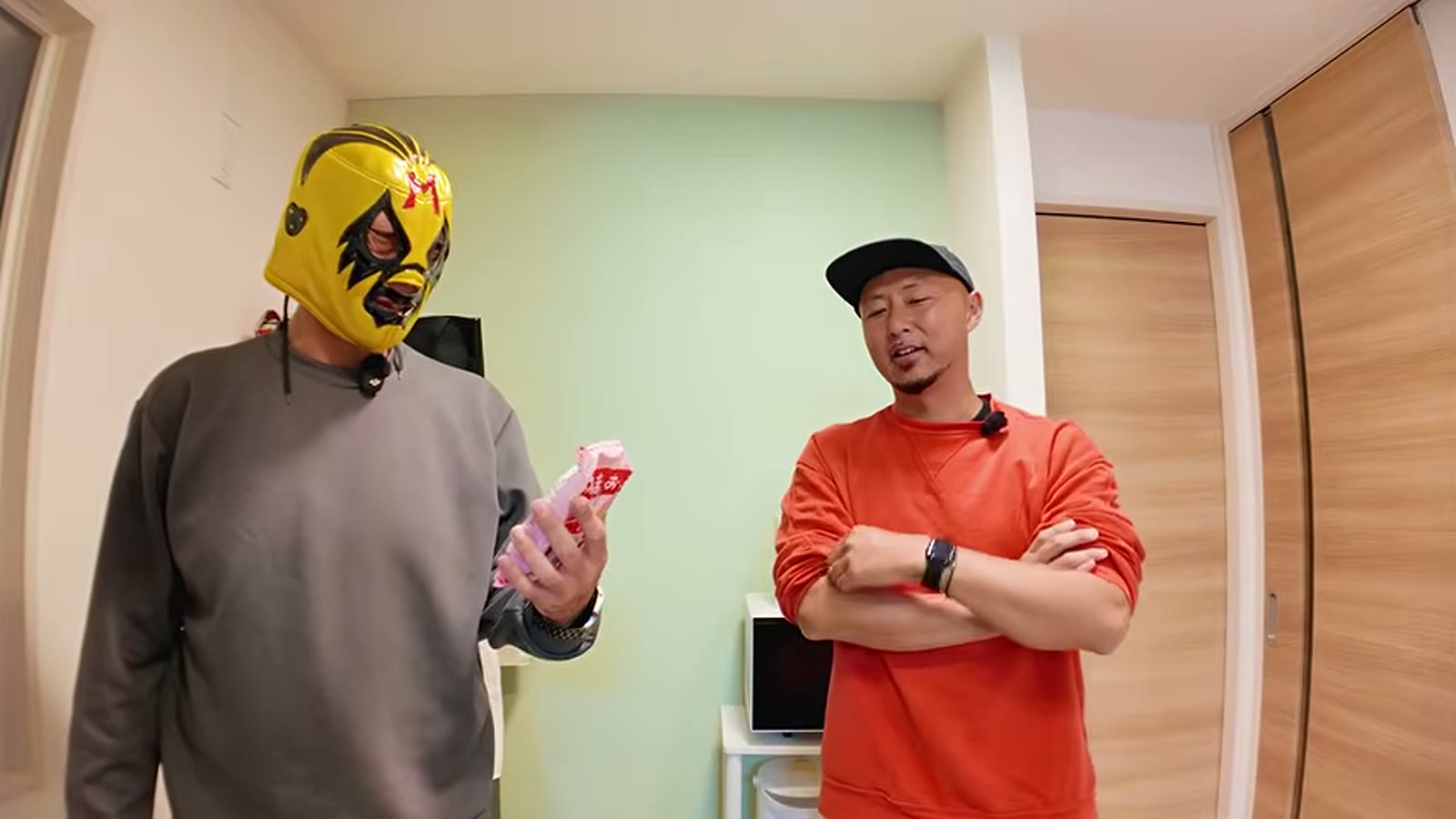 パッケージの商品説明を確認する二人