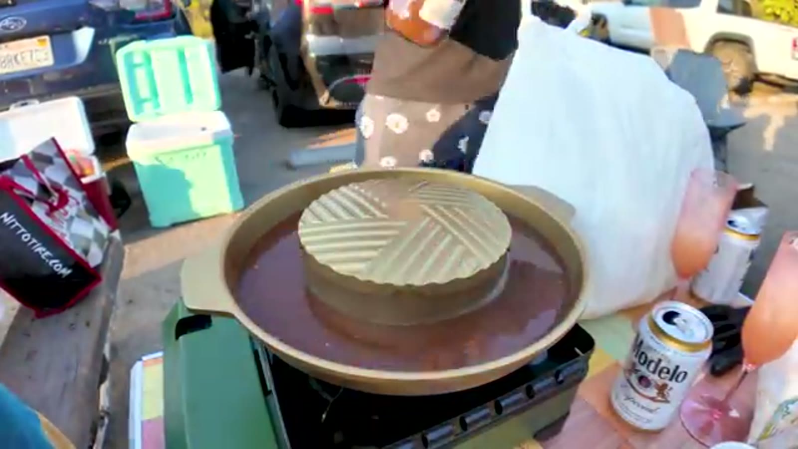 炭火で具材を焼き始めていく場面