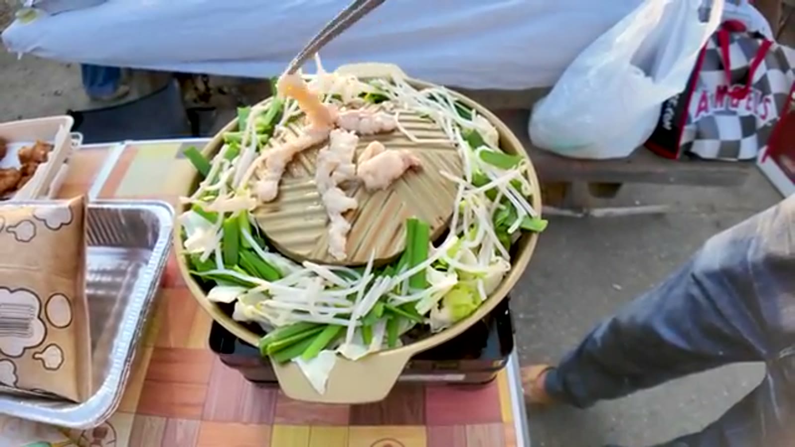 焼いた肉の脂が鍋に落ちていく瞬間