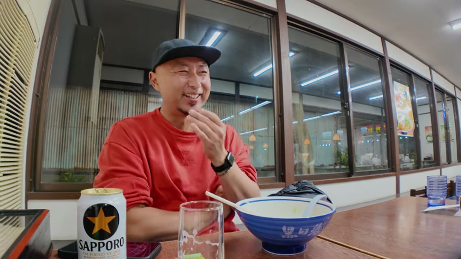 うどんを完食して満足げな表情を見せる