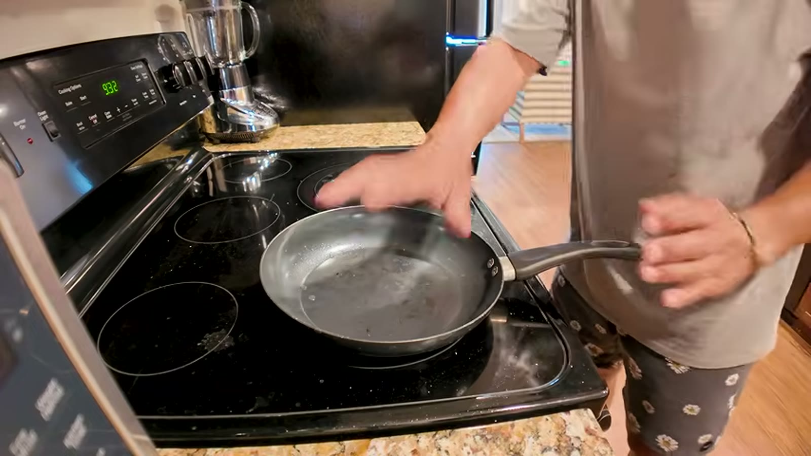 フライパンでトルティアを焼く様子