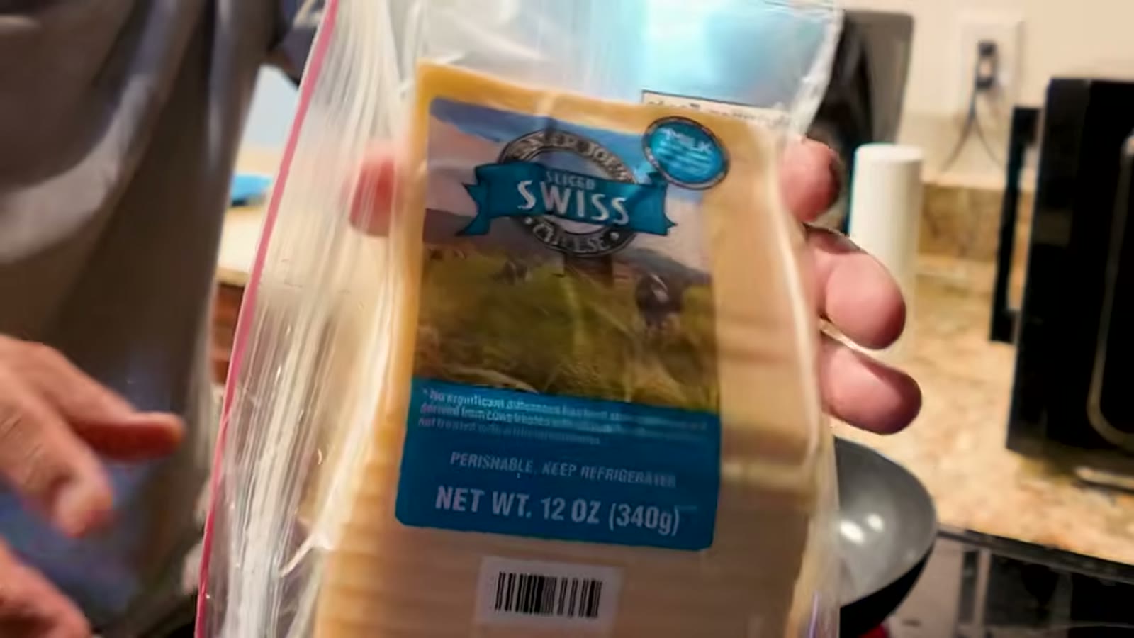 とろけたスイスチーズにソースをかける
