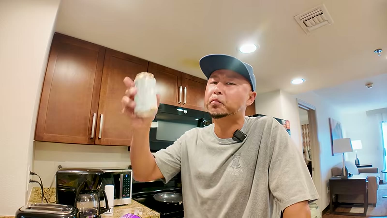 アリゾナのビールで朝から乾杯する様子