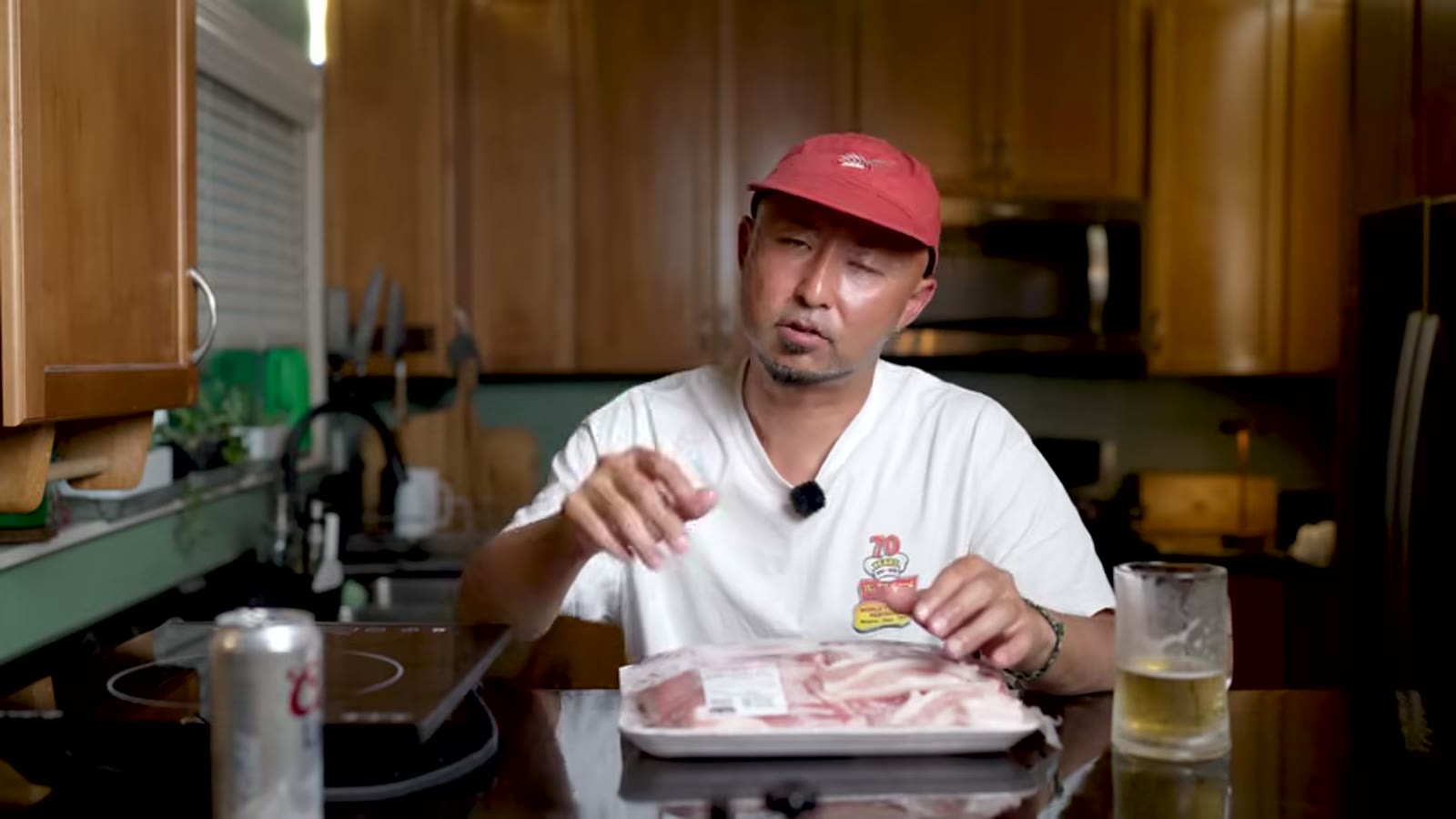 皮付きの豚肉パッケージを開けて見せる