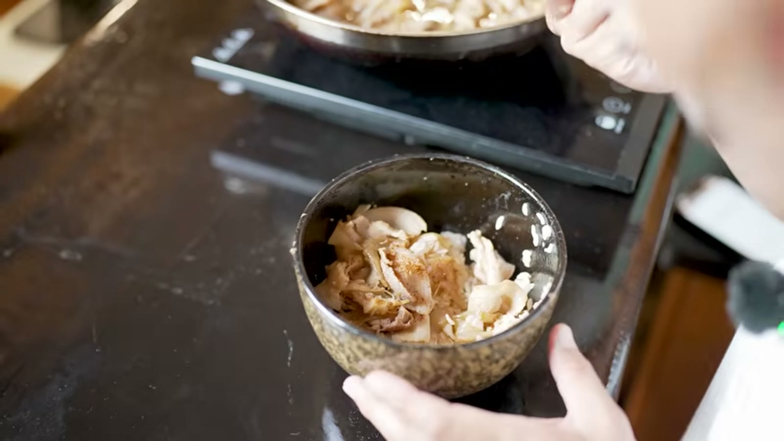 完成した豚丼を実際に食べてみる