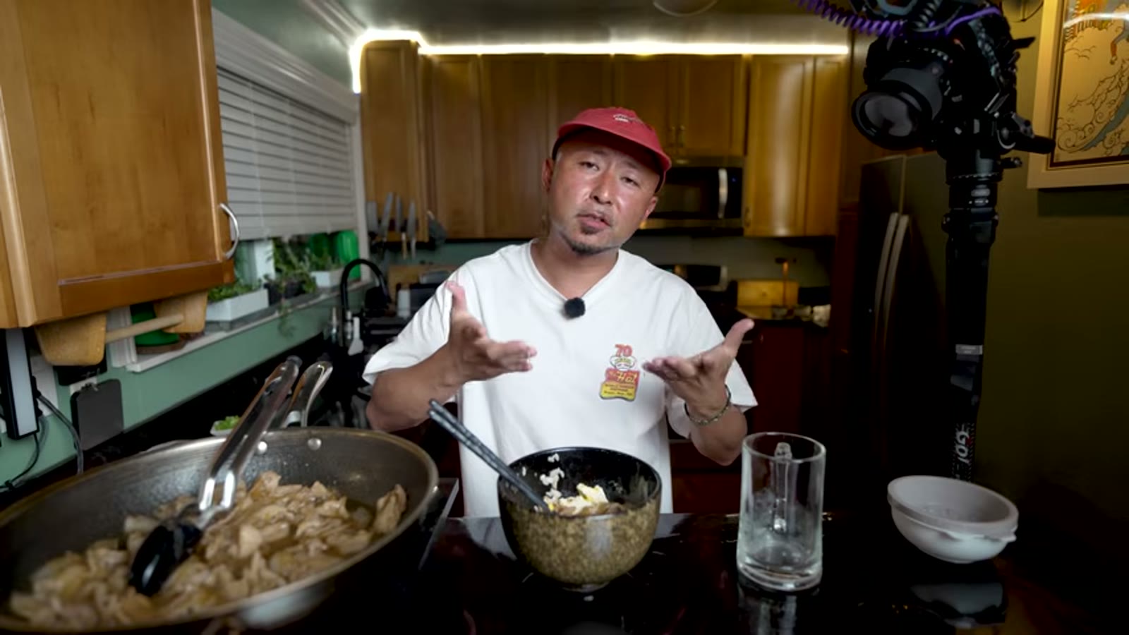 半熟卵をのせて豚丼を仕上げる