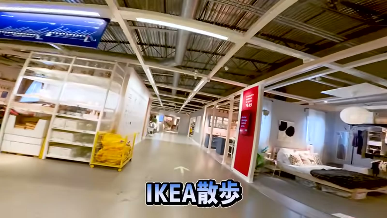 IKEAの店内に入っていく場面