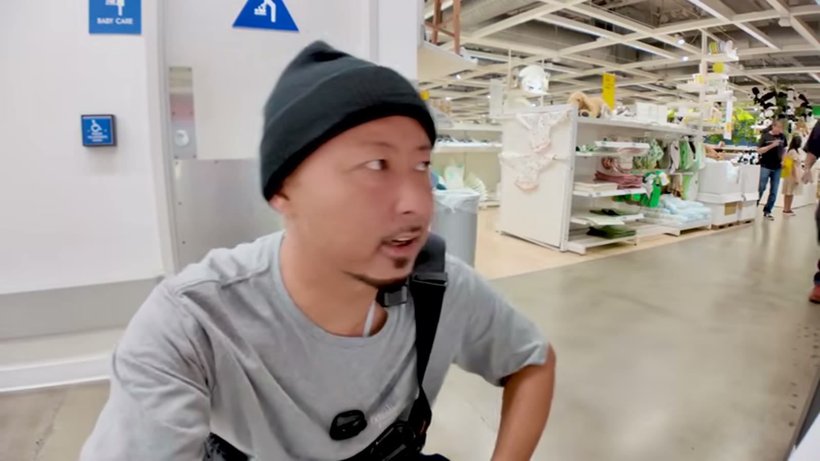 メニュー表で1.99ドルの表示を見つける場面
