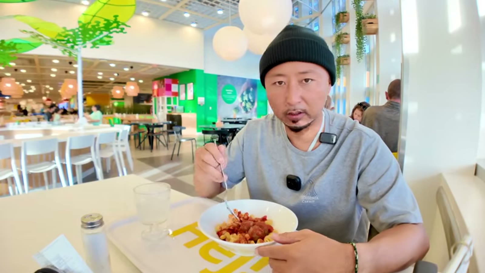 スウェーディッシュミートボールを食べる場面