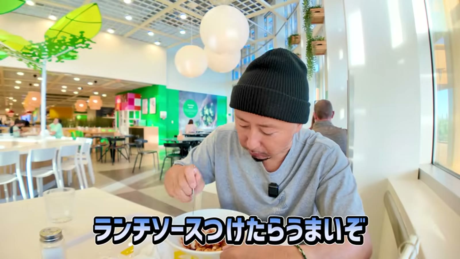 パスタにランチソースを混ぜている場面