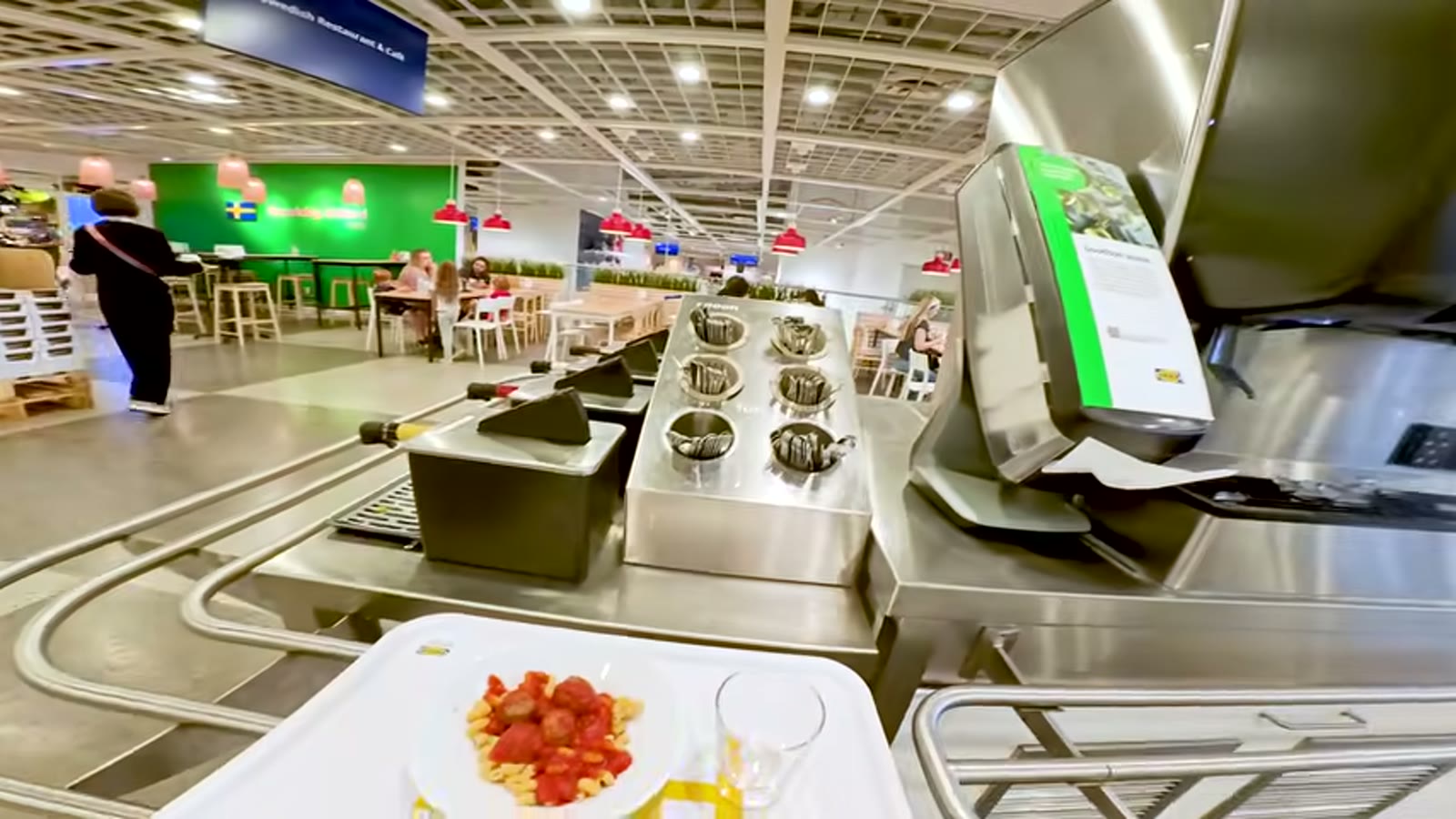 IKEAのレジで会計をしている場面