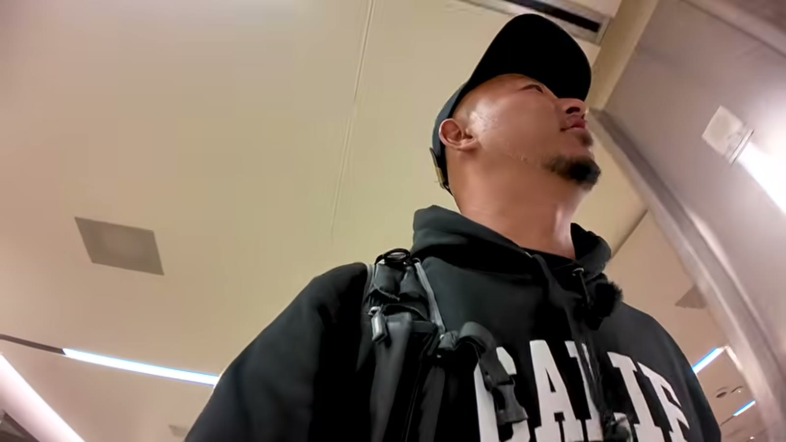 機内でくつろぐ様子