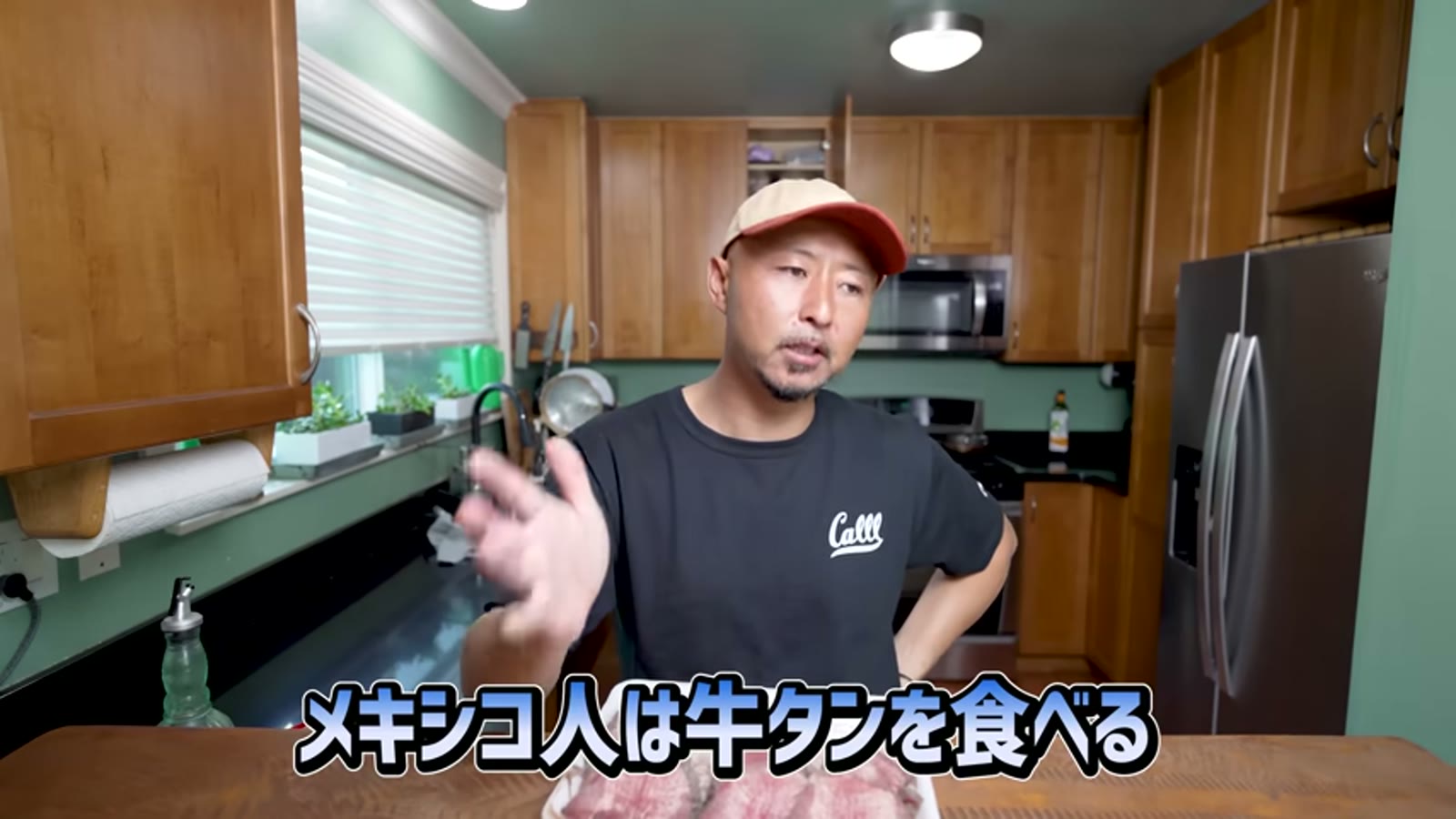 コストコの棚に並ぶ牛タンを手に取る様子
