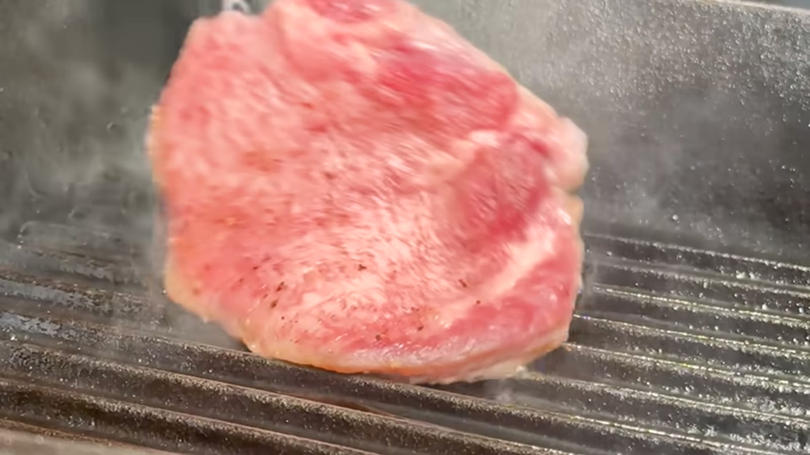 パッケージを開けて脂の乗り具合を確認する場面