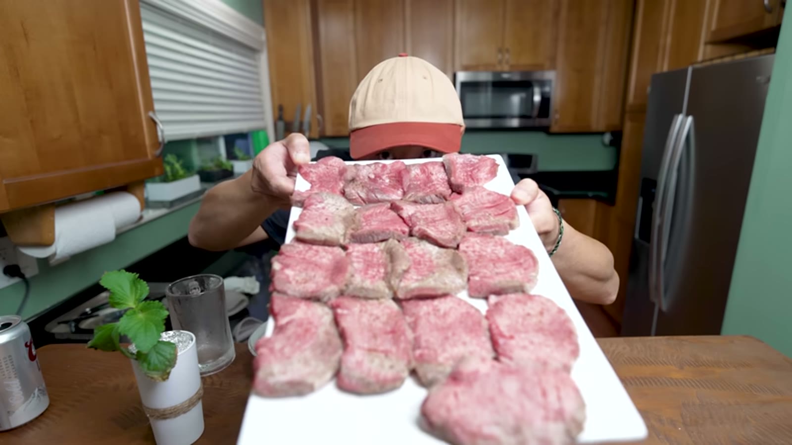鉄板で牛タンをじっくり焼いている場面
