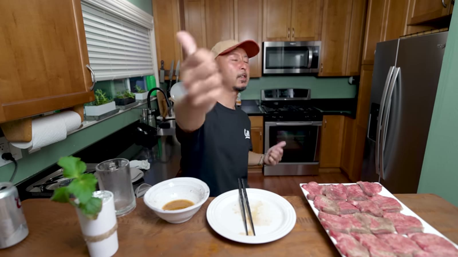 焼きたての牛タンを頬張っている瞬間