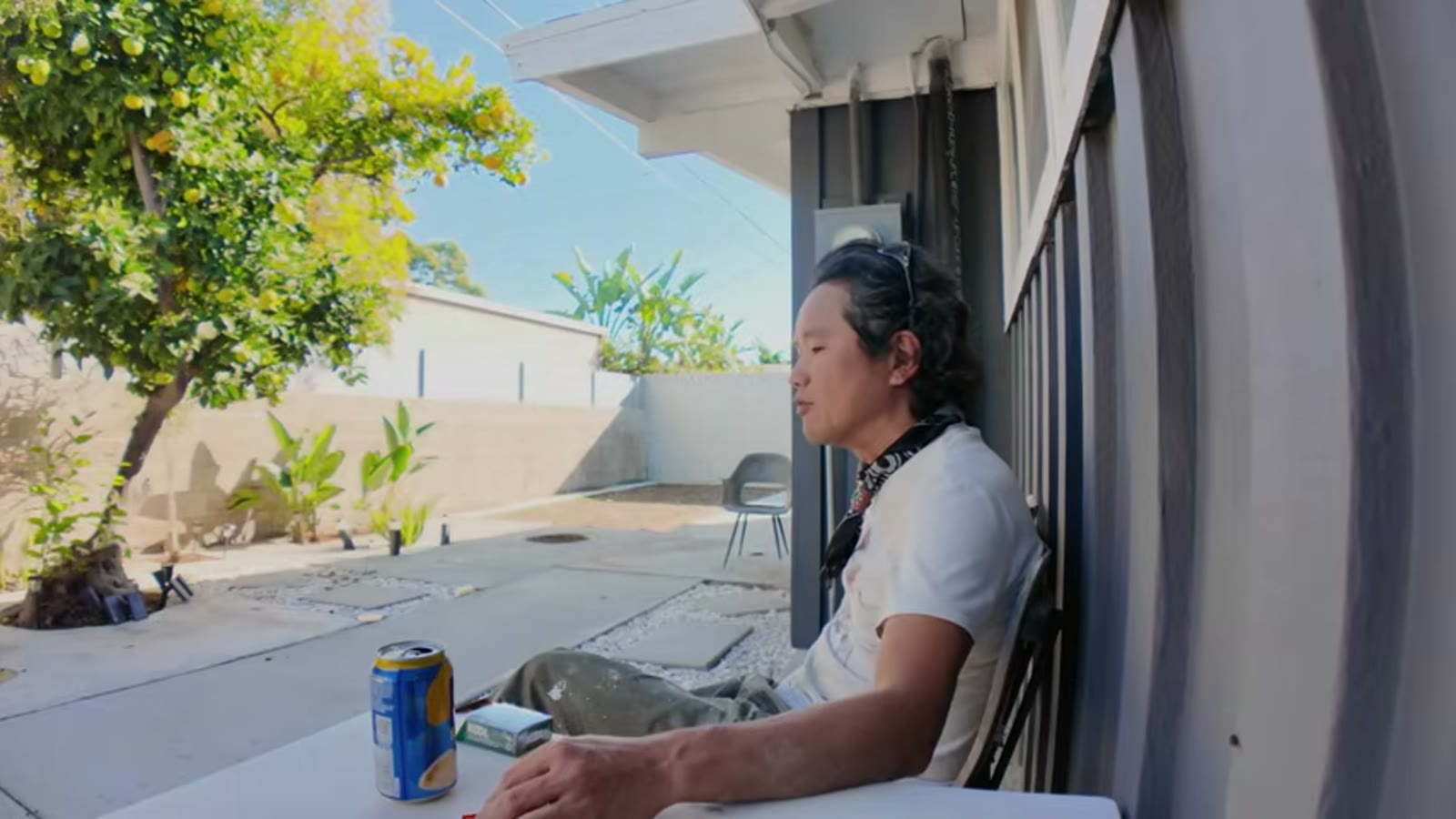 仕上がったコンクリート面を確認する様子
