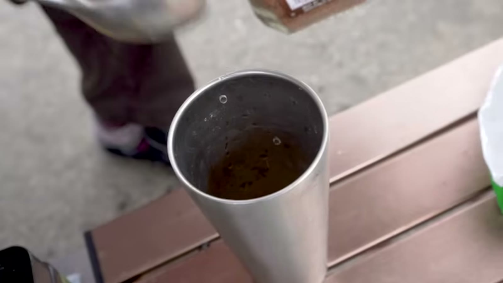 朝、インスタントコーヒーを淹れる様子