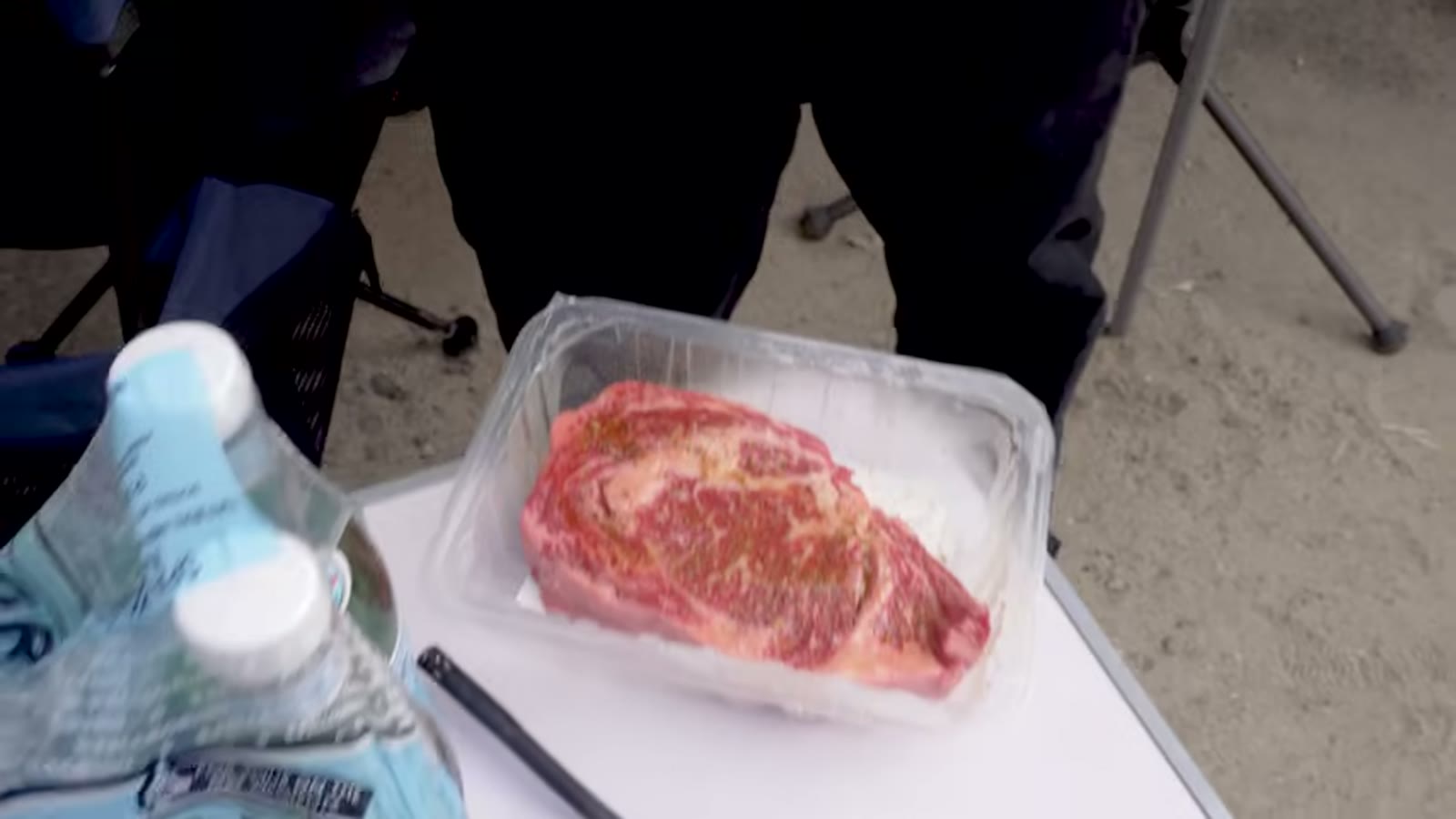 鉄板で卵を両面焼きにする場面