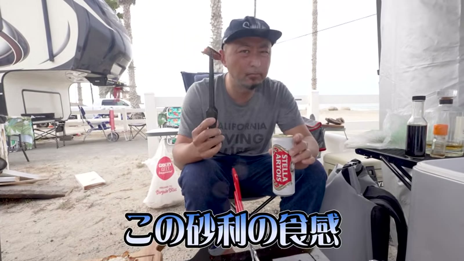 自慢の包丁でステーキを切る様子