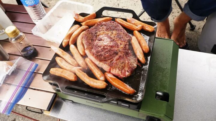 キャンプの朝食にステーキとビール｜海外サーフポイントでの豪快メニュー