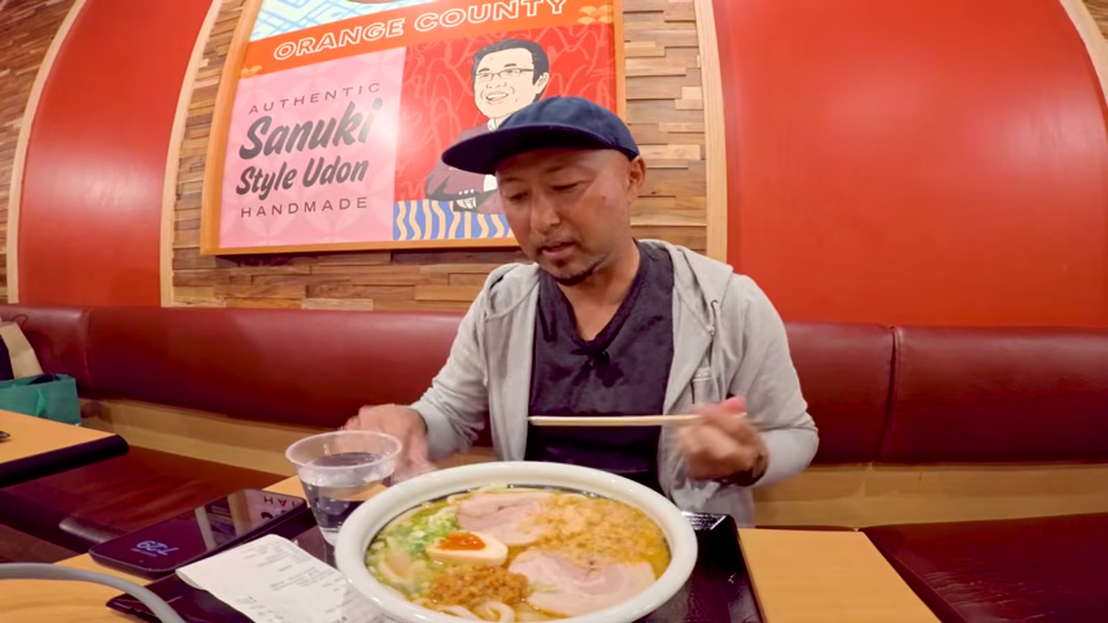 テーブルに運ばれてきた豚骨うどん