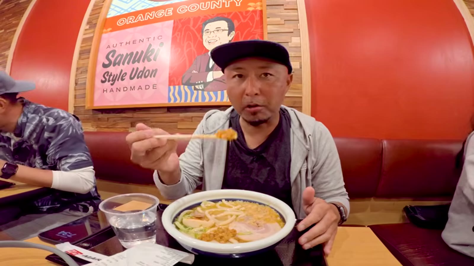 お店の人からチキン天ぷらをもらう
