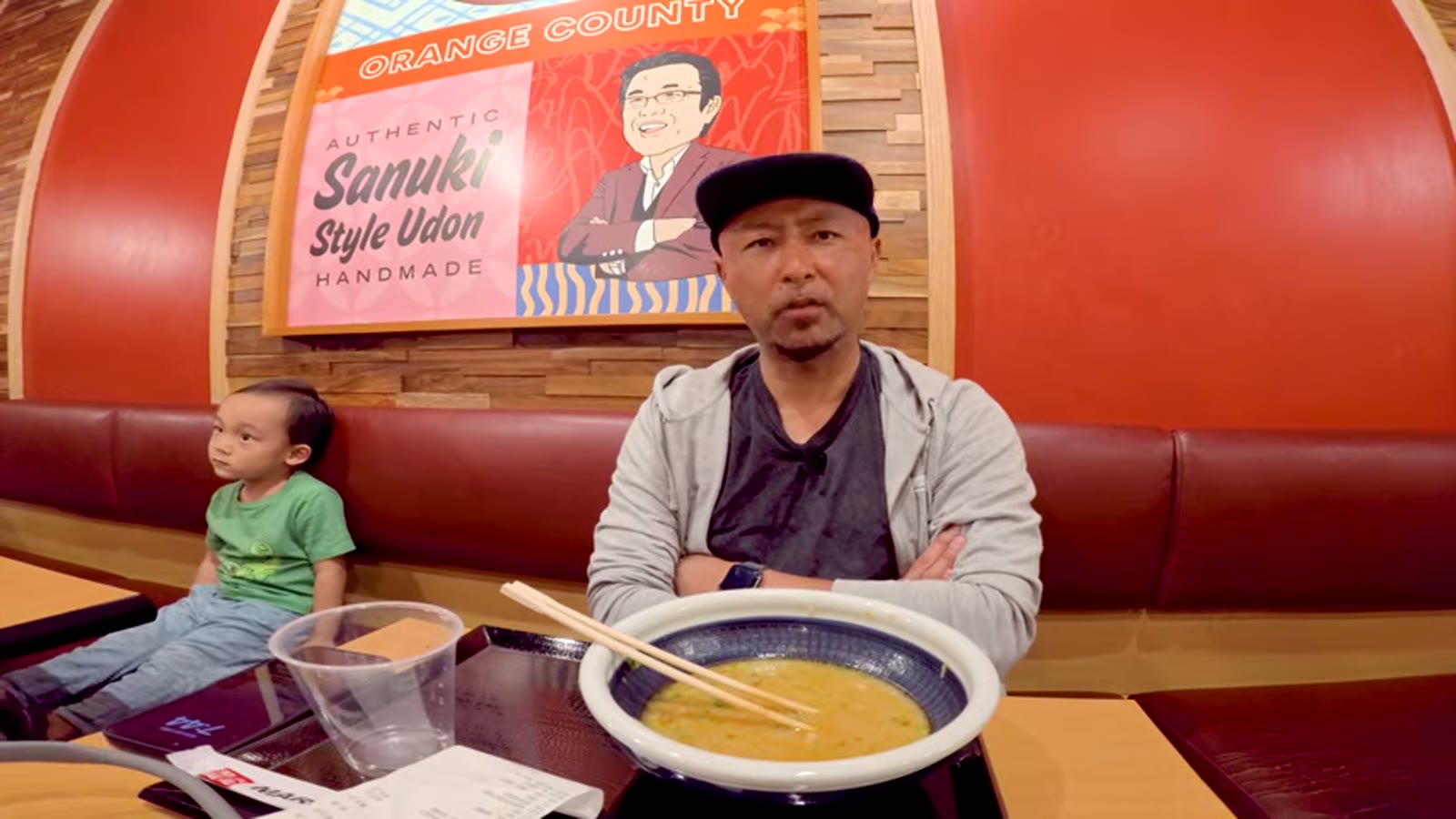 豚骨うどんを食べ終えて感想を話す