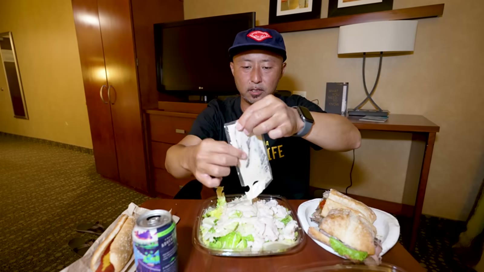 電子レンジで温めたホットドッグを実食