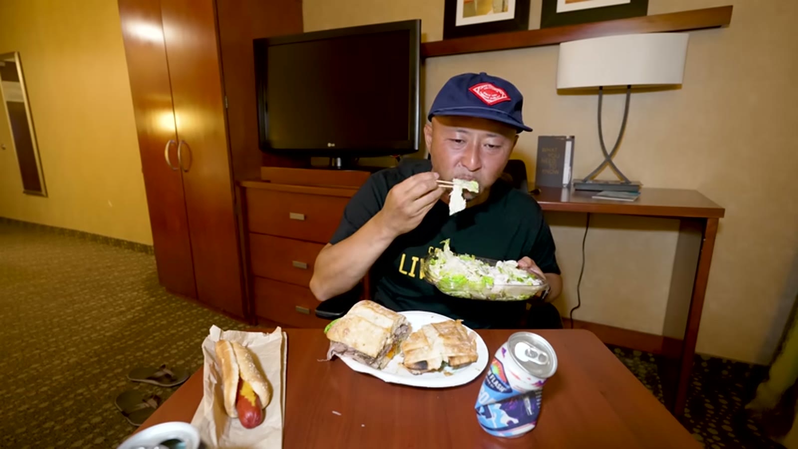 温め直したサンドイッチを笑顔で実食