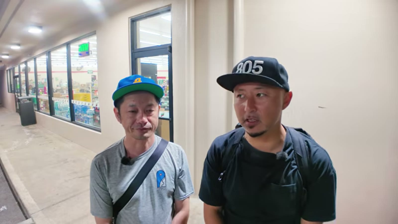 それぞれの地元グルメについて語り合う