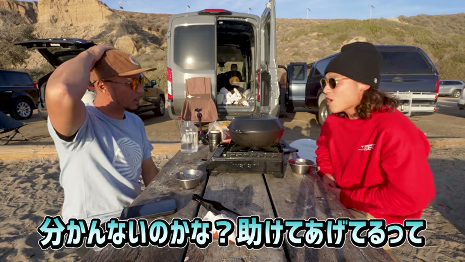 完成したアワビご飯を盛り付ける様子