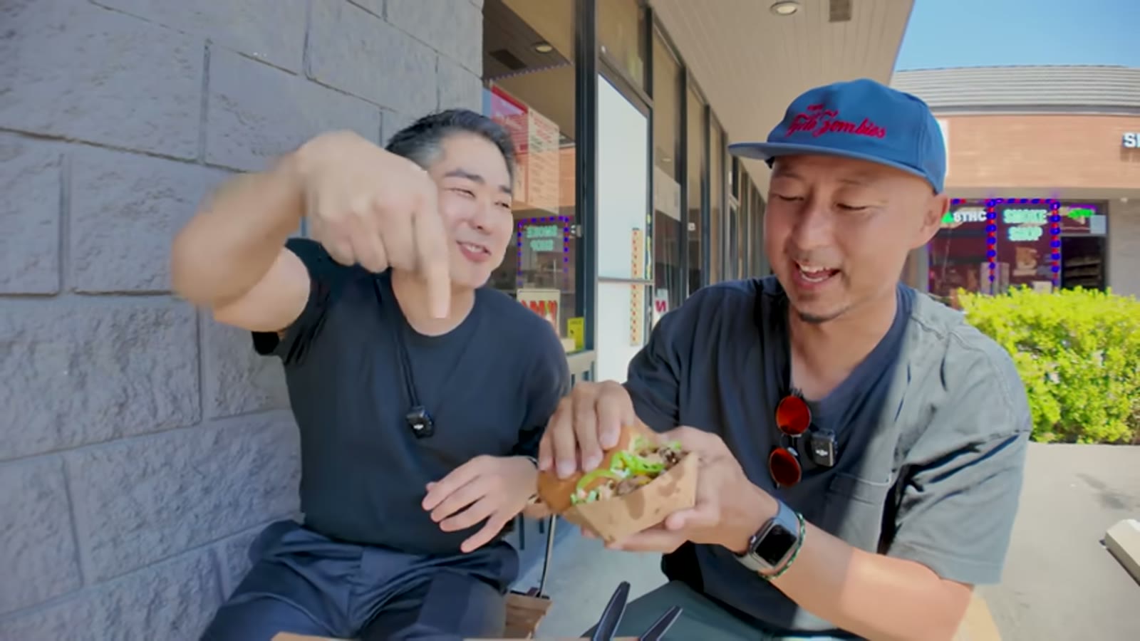 できあがったバーガーが運ばれてくる瞬間