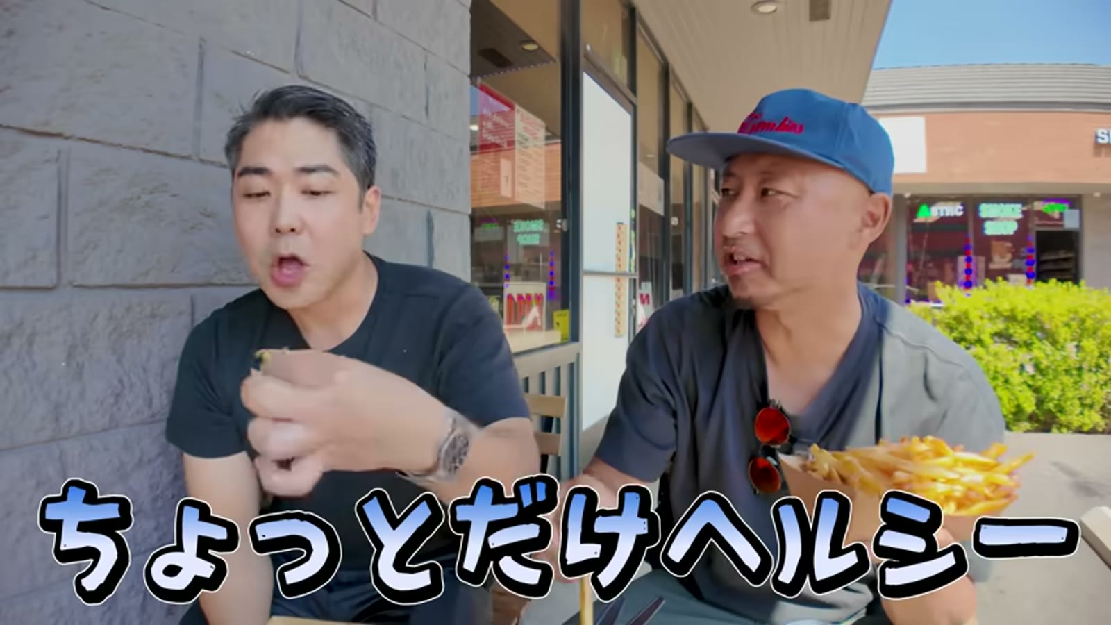 ハラペーニョ入りのバーガーを頬張る様子