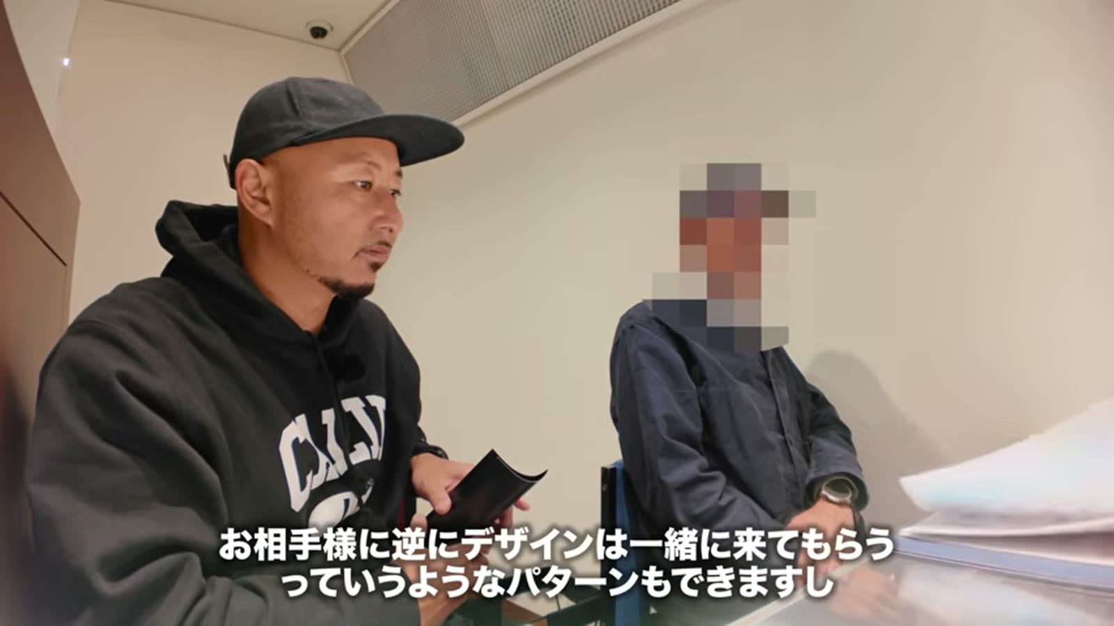 プロポーズプランの流れを説明する店員さん