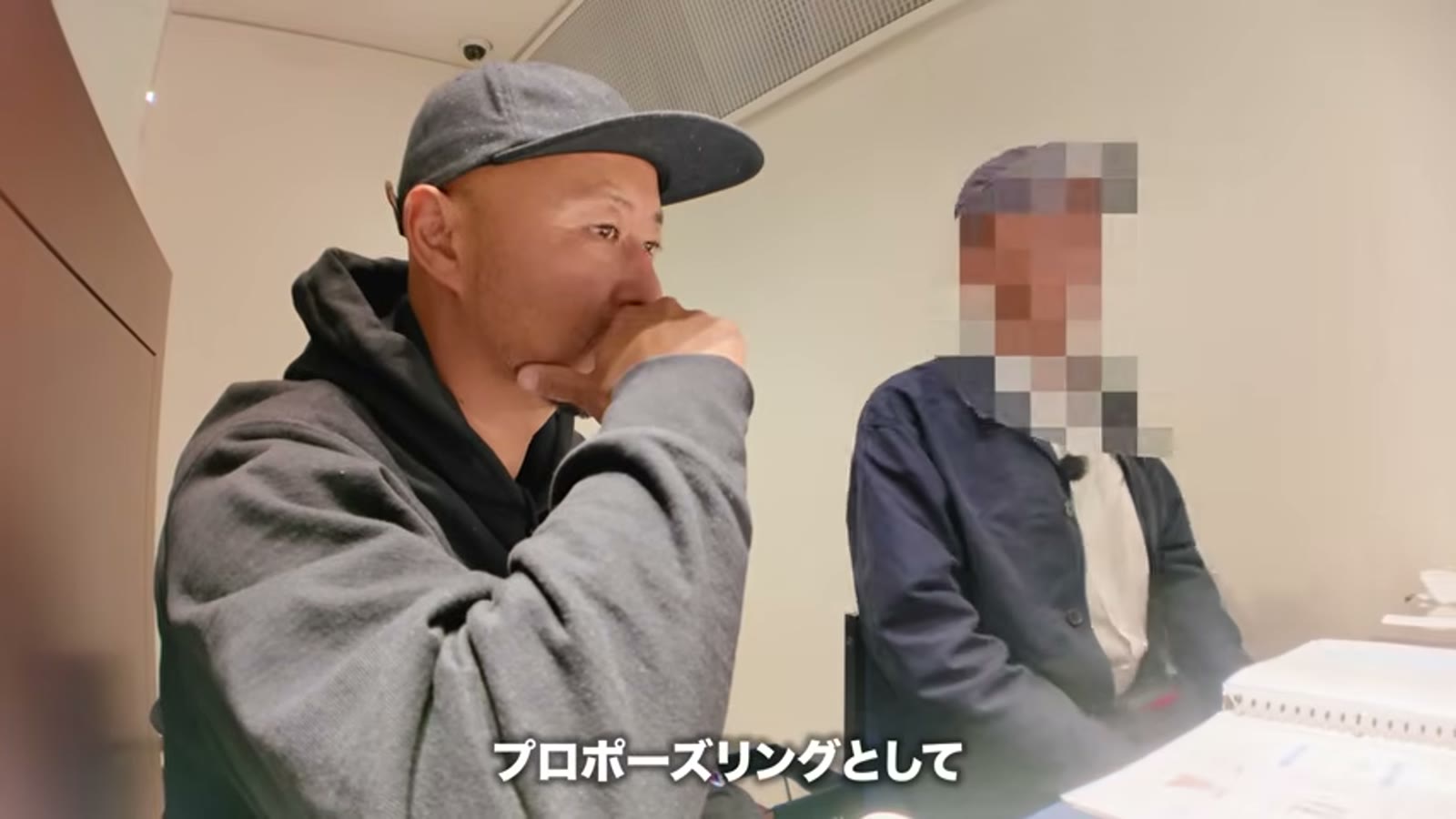 カラットやクラリティなど石を比較する場面