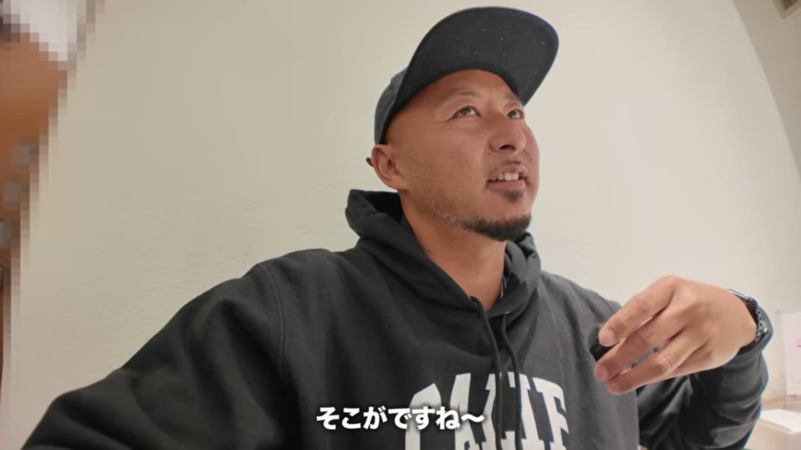 返品はできないという説明を受ける場面