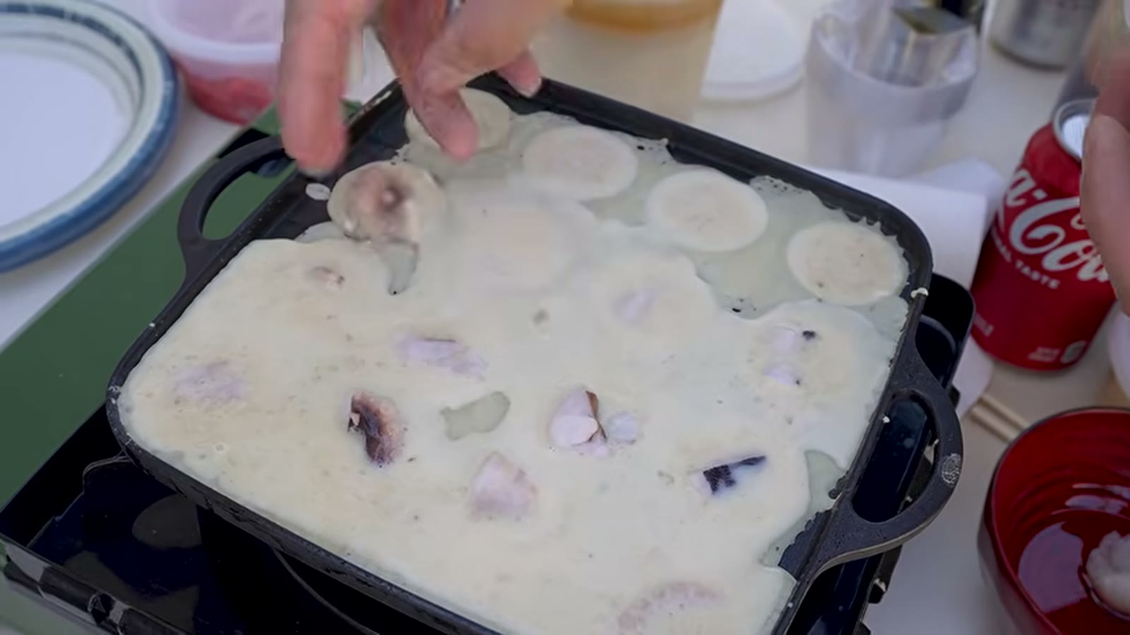 手際よくたこ焼きを焼いていく様子