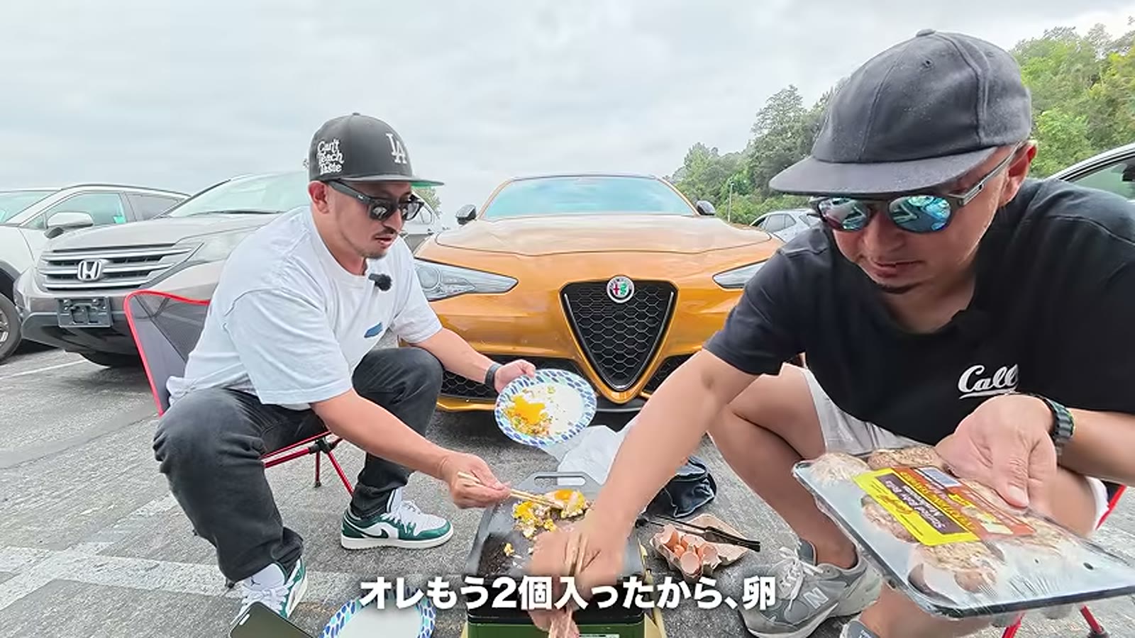 マッシュルームとベーコンエッグを調理中