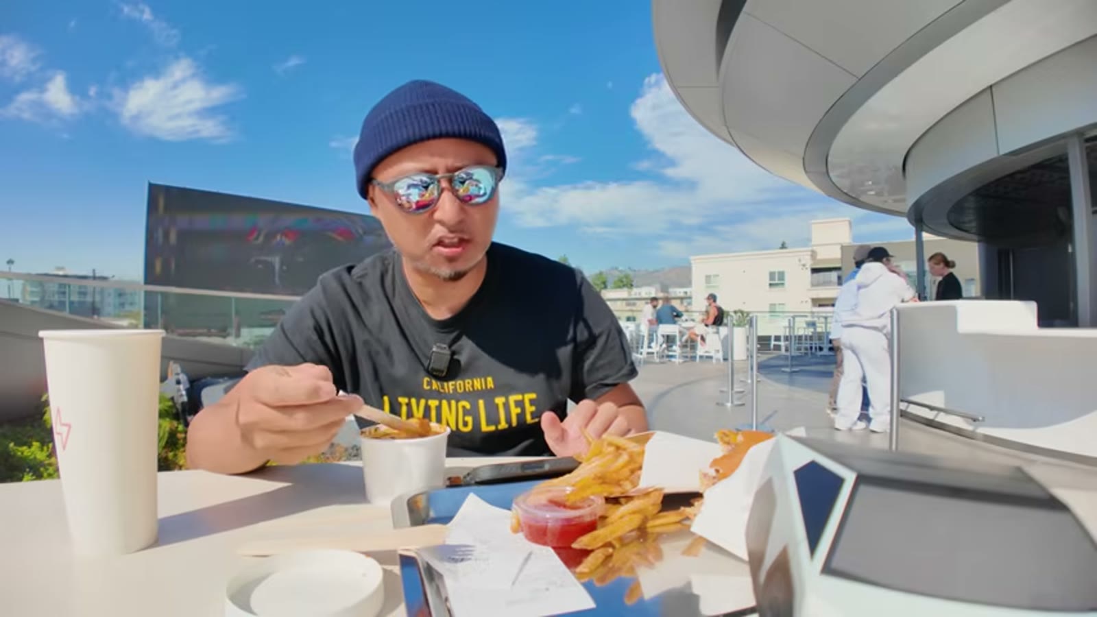 箱を開けて登場したテスラギガバーガー