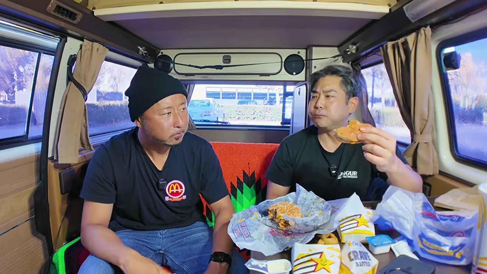 バーガーをひと口頬張って味わう瞬間