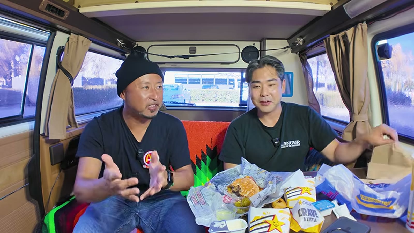 新メニューのチキンスターズを味わう場面
